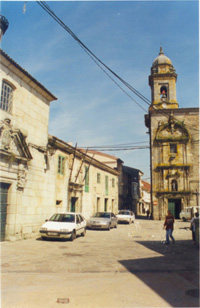 Plaza del convento, situada en la zona vieja de Melide .