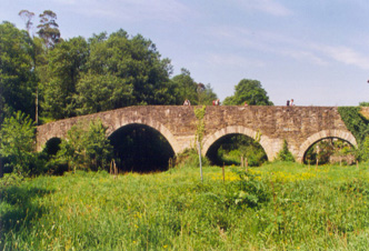 Ponte medieval sobre o rio Furelos.