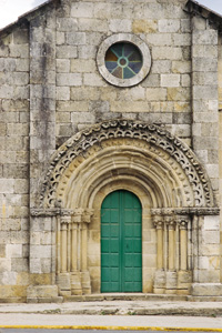 Portada romanica de la capela de San Roque.